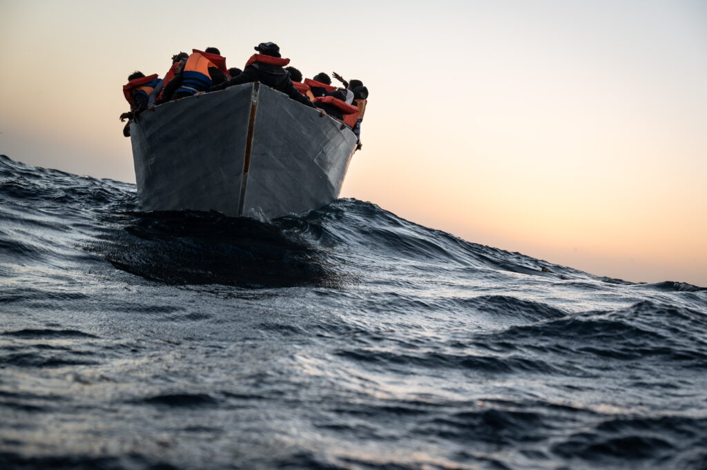 Holzboot mit rund 100 Personen an Bord, seit 4 Tagen auf See, Motor ausgefallen, gerettet Oktober 2021, Einsatz Rise Above